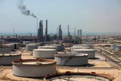 The cuts in Saudi oil prices highlight the heated competition to win Asian customers in an oversupplied market.