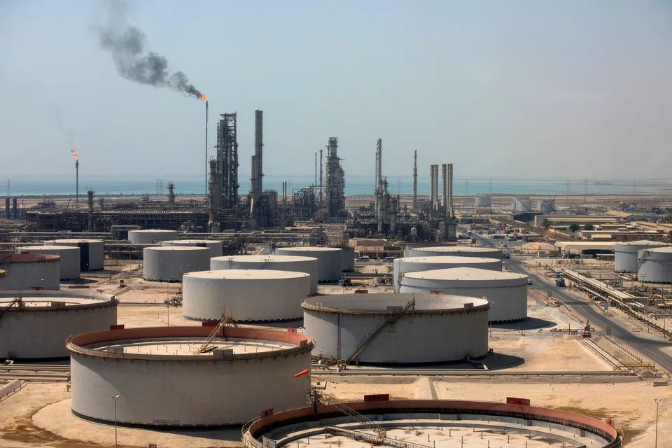 The cuts in Saudi oil prices highlight the heated competition to win Asian customers in an oversupplied market.