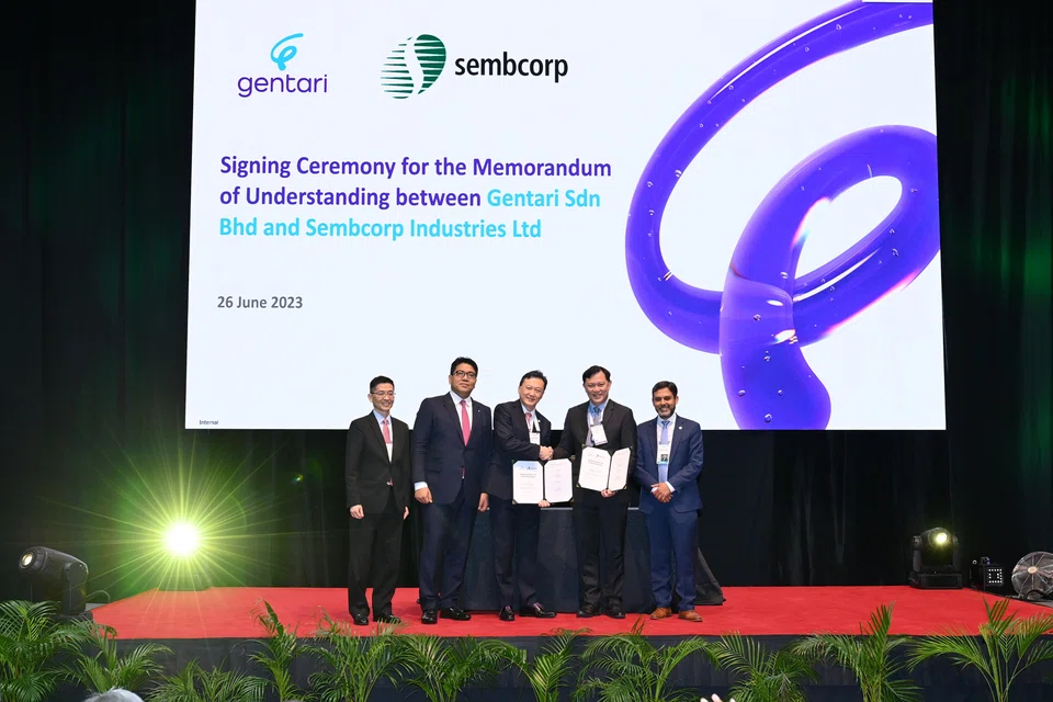 Gentari chief renewables officer Low Kian Min and Sembcorp Singapore and SEA chief Koh Chiap Khiong ink the MOU.