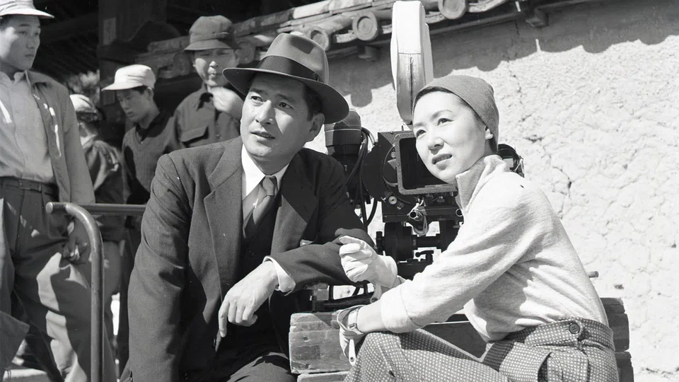 Kinuyo Tanaka (right) directing actor Shuji Sano in The Moon Has Risen (1955). 