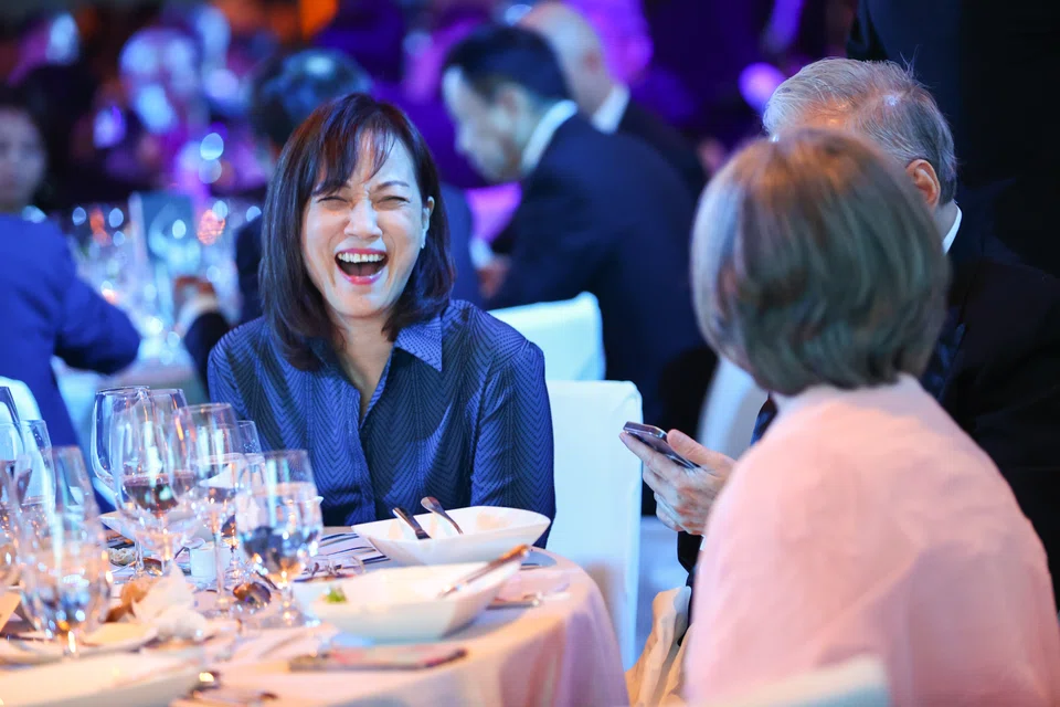 StanChart’s CEO, consumer, private & business banking, Judy Hsu, enjoying a conversation with Jennie Chua, (back to camera) deputy chairman, SPH Reit.