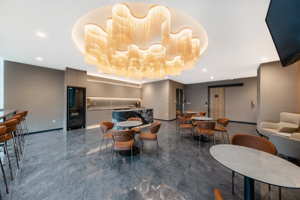 The contours of oak tree leaves inspired the ceiling light sculpture in DA Orchard MedSuites' dining area. 