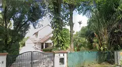 The old freehold bungalow in Astrid Hill is next to another old bungalow that Ng Keng Sing bought last year. Both properties are in the Queen Astrid Park Good Class Bungalow area.