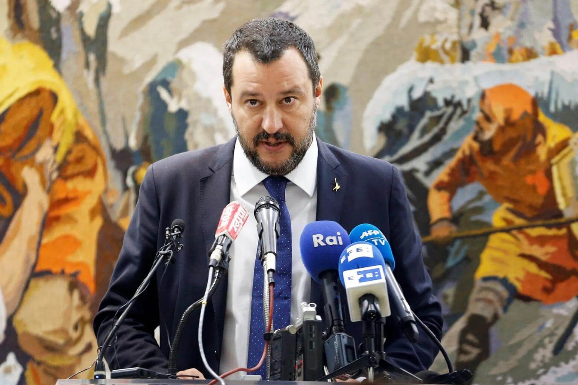 Italy threatens to shut airports over migrant 'charter flights'