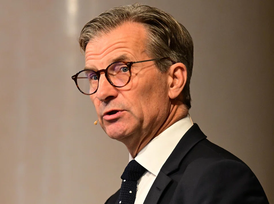 Policymakers led by Swedish central bank governor Erik Thedeen left the benchmark interest rate at 4 per cent, in a decision that had split economists. 