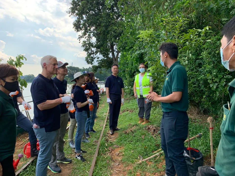 Bill Winters (second from left) and Patrick Lee (third from left), with Standard Chartered Bank's staff volunteers at Mandai Wildlife Reserve