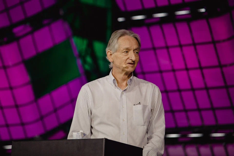 Geoffrey Hinton warns that the risks of AI should be taken seriously.