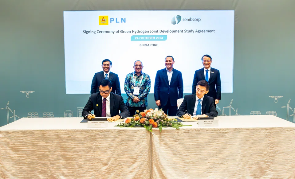 The signing of the joint development study agreement between Sembcorp and PT PLN (Persero) was witnessed by Deputy Coordinating Minister for Infrastructure and Transportation Coordination, Indonesia, Rachmat Kaimuddin and Singapore’s Chief Executive of Energy Market Authority, Ngiam Shih Chun.