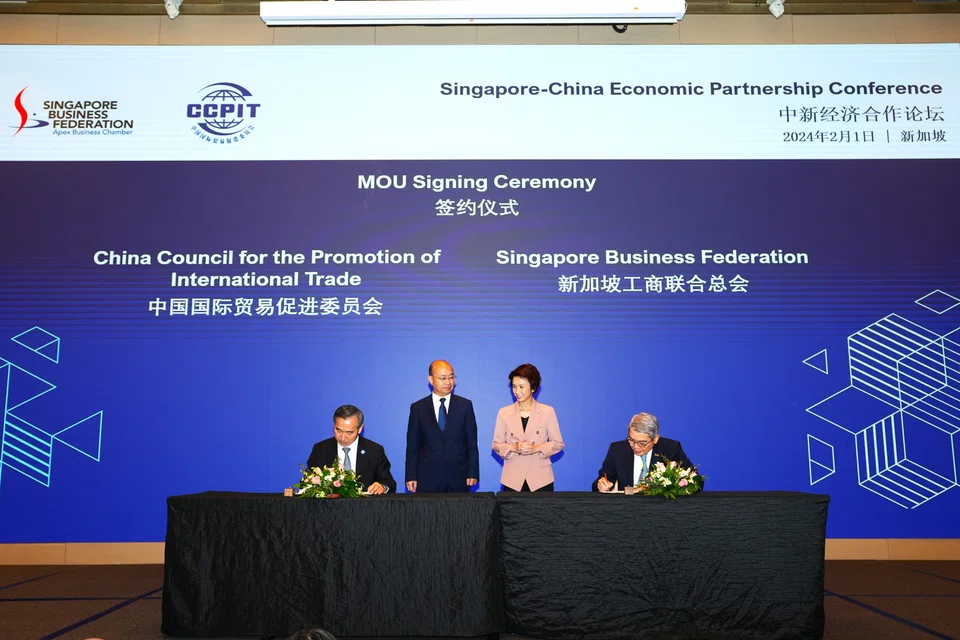 From left: Ren Hongbin, CCPIT chairman; Zong Changqing, economic and commercial minister counsellor, Embassy of the People’s Republic of China; Low Yen Ling, minister of state for trade and industry; and Lim Ming Yan, SBF chairman. SBF and CCPIT have renewed their commitment to the mutual facilitation of business activities.