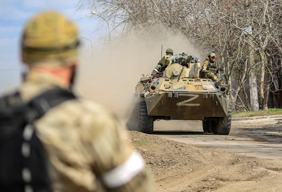 Service members of pro-Russian troops atop an armoured personnel carrier during Ukraine-Russia conflict in the southern port city of Mariupol, Ukraine April 21, 2022. REUTERS/Chingis Kondarov