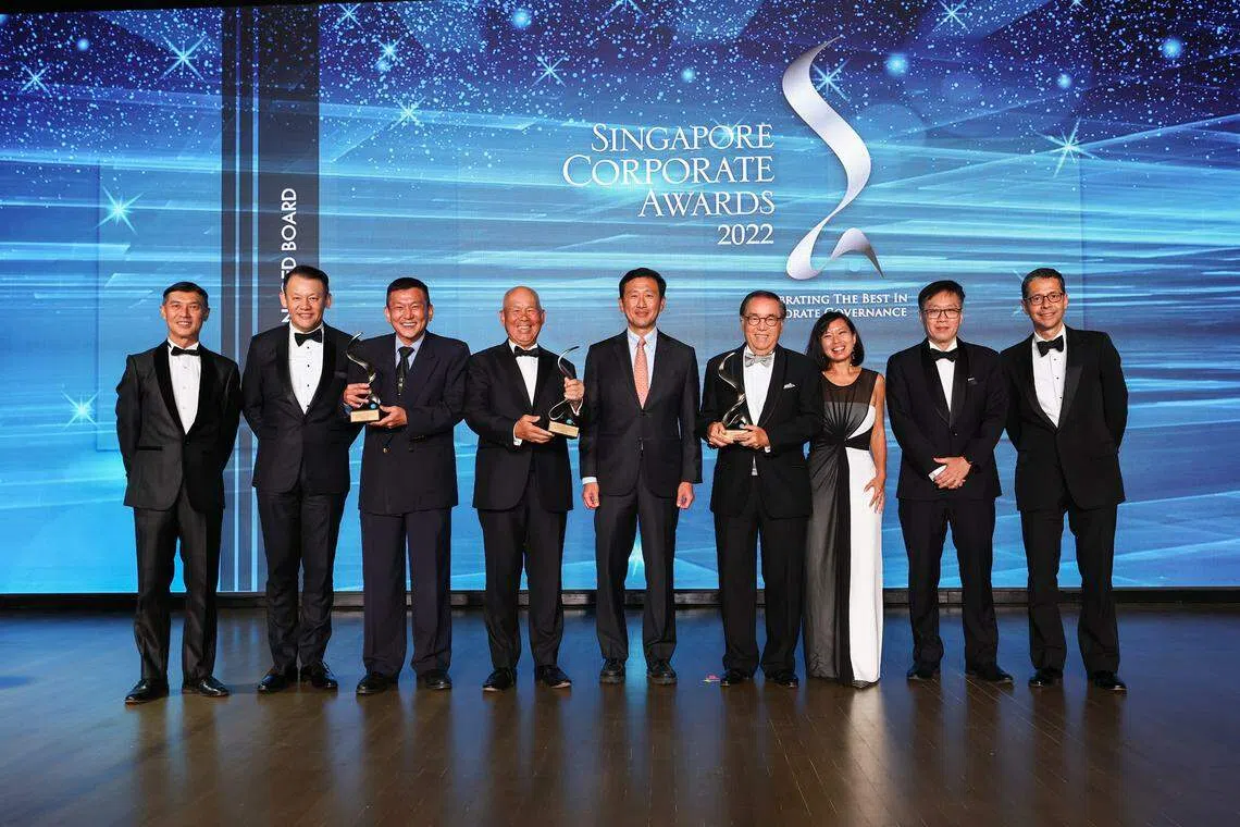 Winners of the Best Managed Board (Gold) awards with the minister and the SCA organisers and sponsors. From left: Kelvin Tan, council member of ISCA;
Marcus Lam, executive chairman, PricewaterhouseCoopers; Kenny Yap, chairman, Qian Hu Corporation; Bob Tan, chairman, SBS Transit; Minister Ong Ye Kung; Peter Seah, chairman, DBS; Wong Su-Yen, chairman, Singapore Institute of Directors; Wong Wei Kong, editor, The Business Times and award sponsor, Patrick Lee, Cluster CEO, Singapore, and Asean Markets of Standard Chartered Bank. 