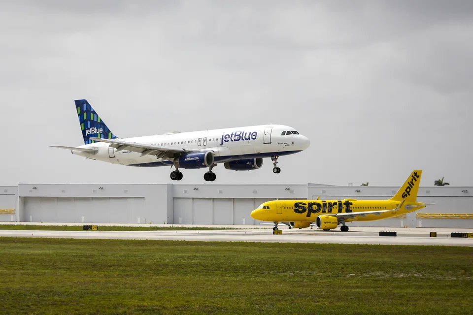 JetBlue Airways raised its offer to purchase Spirit Airlines, the latest move in a multi-billion dollar takeover contest with rival Frontier Group Holdings, with both would-be suitors battling to secure a swift track to expansion as domestic travel demand surges. 