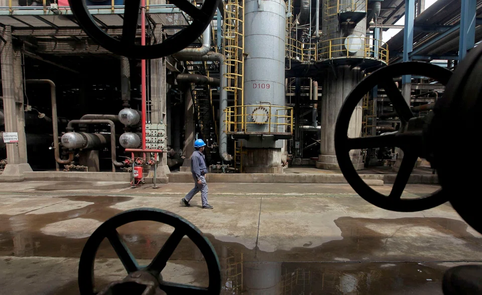 Refining capacity in China increases last year to 920 million metric tons per year, or 18.4 million bpd.