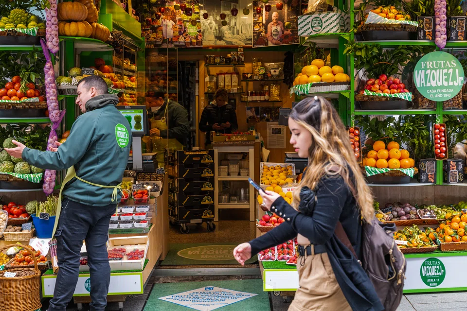 World food prices fell slightly for the second consecutive month in May but wheat prices rose again as Russia’s war in Ukraine rages on and India banned exports of the commodity, a UN agency said Friday.