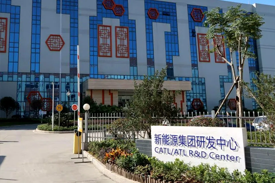 FILE PHOTO: A security guard stands outside the headquarters building of China Securities Regulatory Commission in Beijing, September 7, 2015. REUTERS/Jason Lee/File Photo