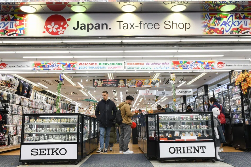 Japan's current account surplus stood at 1.93 trillion yen (S$17.7 billion) in November, a new record, Ministry of Finance data showed on Friday.