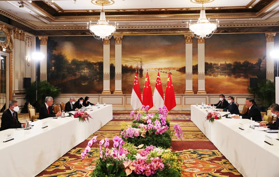 The bilateral meeting between Singapore Prime Minister Lee Hsien Loong (and his delegation, left) with China’s President Xi Jinping and his team in Bangkok on Thursday (Nov 17). 