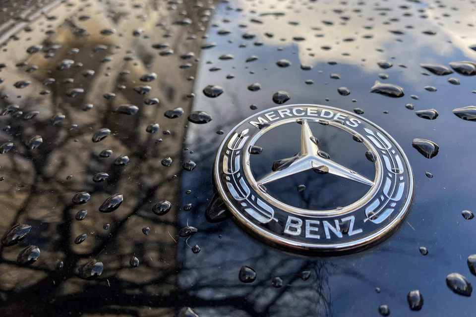 German carmaker Mercedes-Benz is recalling nearly one million older vehicles worldwide due to a potential problem with the braking system, the federal transport authority (KBA) said. 