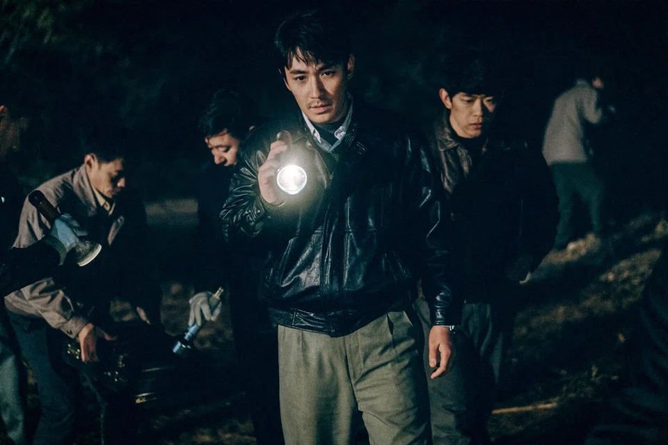Zhu Yilong (centre)  is perfectly cast as a brooding police detective with stoic resolve and a distant gaze.