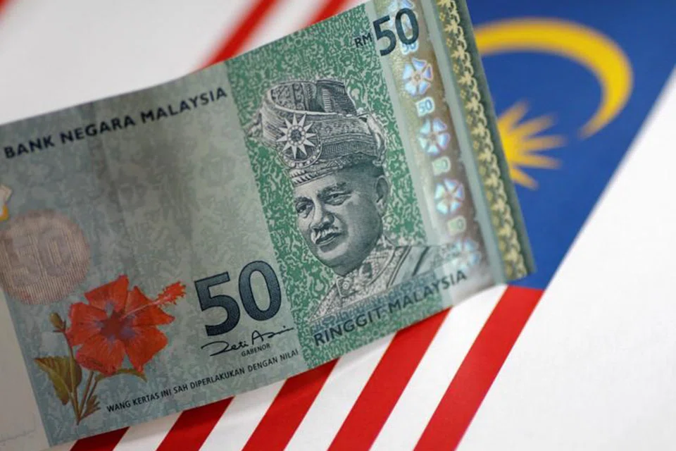 MALAYSIA'S ringgit hit a near 2-year low on Wednesday (Apr 20) , dragged by strength in the US dollar, dim global growth prospects, and an overnight slump in oil prices, while other emerging Asian currencies trade mixed. 