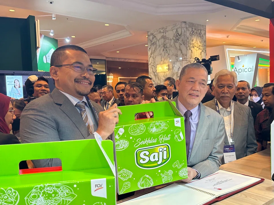 Malaysia's Deputy Prime Minister Fadillah Yusof (centre) foresees that palm oil exports to the European Union will decrease once the deforestation-free regulations are implemented.