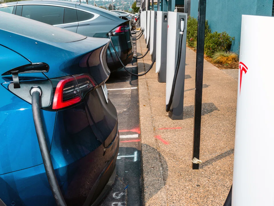 The new credits favour companies, like Tesla and General Motors, that have been selling electric cars for years and have reorganised their supply chains to produce vehicles in the United States.