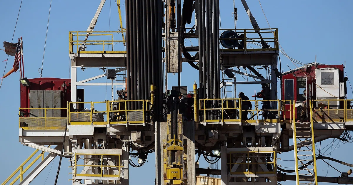 Oil extends gains as US rigs idled before Doha freeze talks - The ...