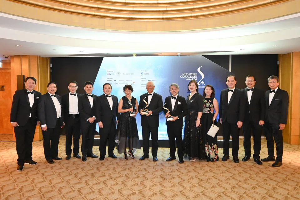 SBS Transit stafff and well-wishers flanking the company’s award winners, Susan Kong, independent non-executive director (with trophy for Best Annual Report award – Silver); chairman Bob Tan (with trophy for Best Managed Board award – Gold) and CEO Cheng Siak Kian (with trophy for Best Risk Management award – Gold). 