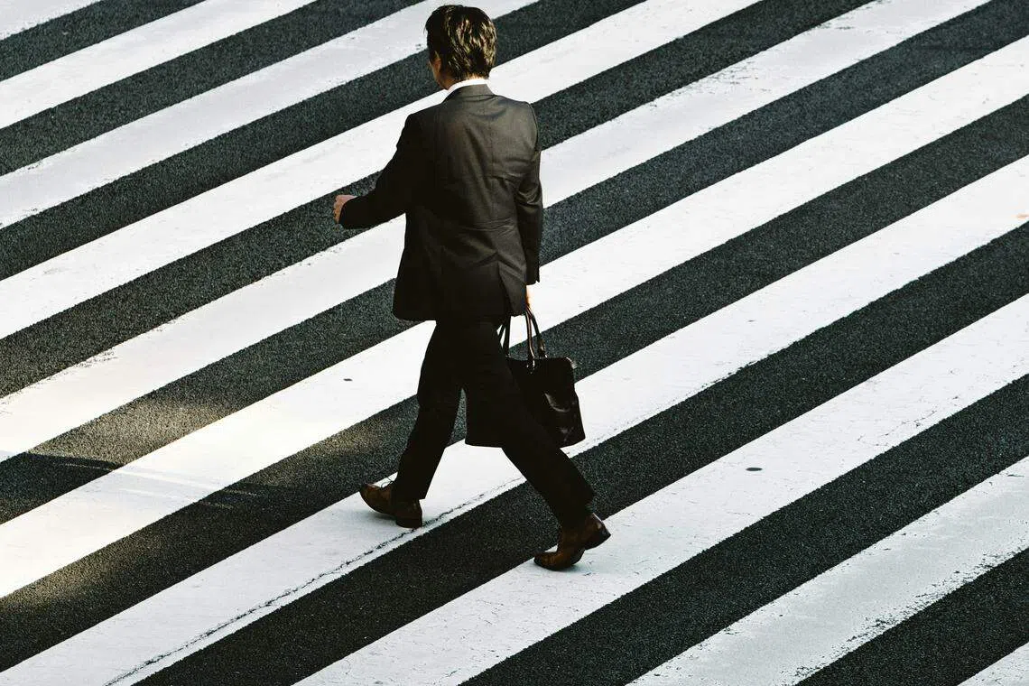 While just 4% of banks with 5,000 or more employees require full-time office attendance, nearly a third of the smallest banks in the cohort demand it, according to a survey of 137 US lenders employing 4.4 million people from Scoop Technologies. 