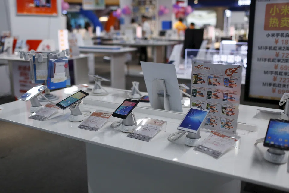 China’s smartphone market, the world’s largest, is struggling alongside a sputtering economy. 