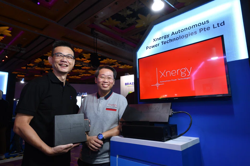 Vincent Chuang, senior research engineer of ARTC (left) and Dr Xavier Lim, solutions director of Xnergy Autonomous Power Technologies with Xnergy’s universal wireless chargers. 