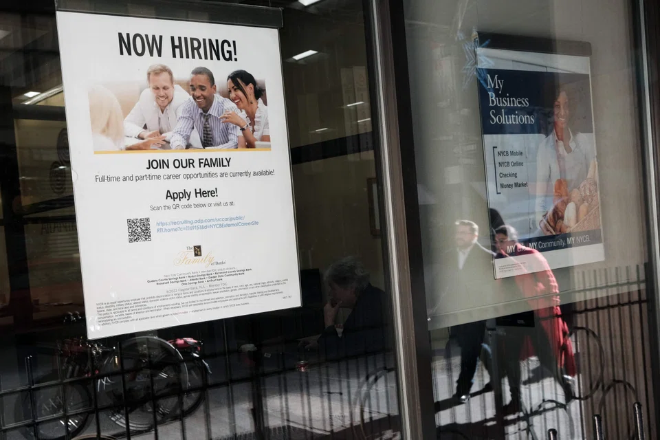 Initial unemployment claims increased by 9,000 to 225,000 in the week ended Dec 24, Labor Department data showed on Thursday (Dec 29). 