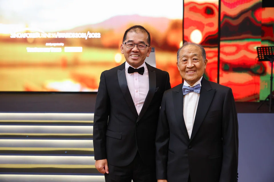 Tng Ah Yiam (left) NTUC FairPrice Co­operative’s chief
procurement officer and Stephen Lee, chairman of the SBA
judging panel.