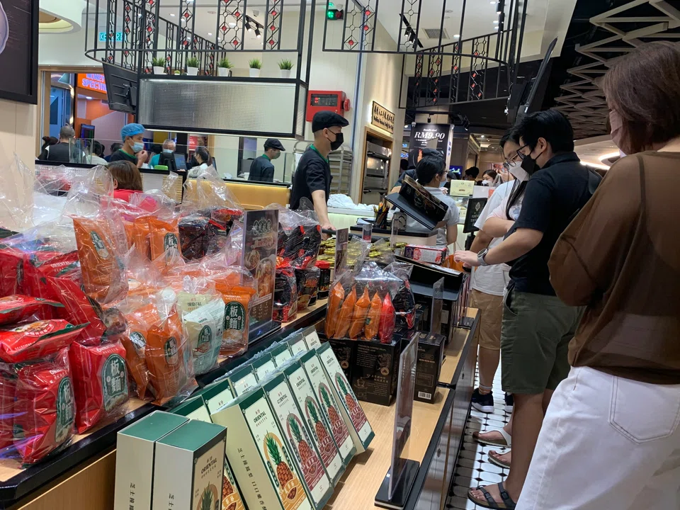 The number of employed persons in the services sector continues to increase, largely in food and beverages services, wholesale and retail trade, as well as finance and insurance activities.