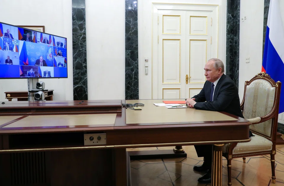 epa09916521 Russian President Vladimir Putin chairs a meeting with members of the Russia's Security Council via a video conference at the Kremlin in Moscow, Russia, 29 April 2022.  EPA-EFE/MIKHAIL KLIMENTYEV / KREMLIN POOL / SPUTNIK / POOL MANDATORY CREDIT