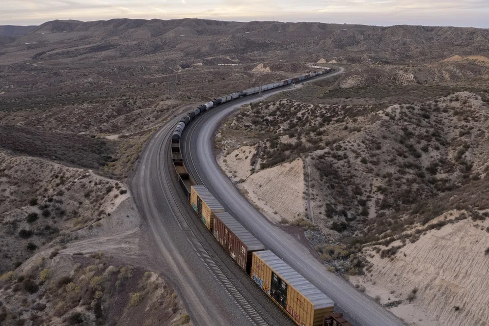 Close to 125,000 railroad workers are prepared to walk off the job at the end of the week if companies don’t reach agreements with all the labour groups negotiating contracts now, raising the spectre of a complete shutdown of the US rail system.