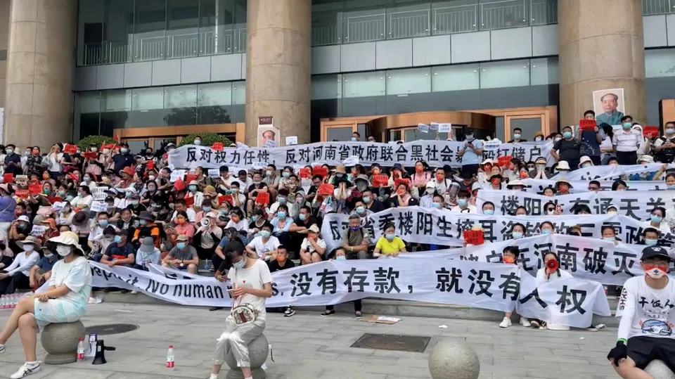 Sunday saw some of the largest protests yet, with several hundred people rallying in front of a branch of the People’s Bank of China in the Henan capital Zhengzhou.
