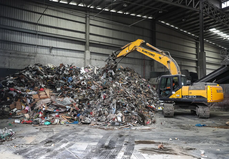 Singapore generated a total of 6.94 million tonnes of solid waste in 2021, of which 1.82 million tonnes consisted of domestic waste, which had to be incinerated - this contributed to over 11 million KgCO2e, equivalent to the emissions from a dumpster truck driving around the circumference of the Earth 352 times. 