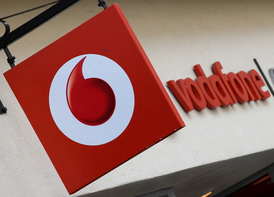Vodafone chief executive Nick Read will stay on as an adviser until the end of March while the company's board seeks his replacement.