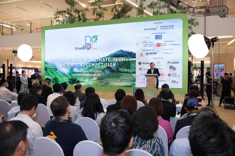  Temasek Foundation's Lim Hock Chuan (on stage): “(While) there are a lot of very good innovations from Vietnam that will solve problems unique to Vietnam, we are also inviting solutions from the region and from all over the world."