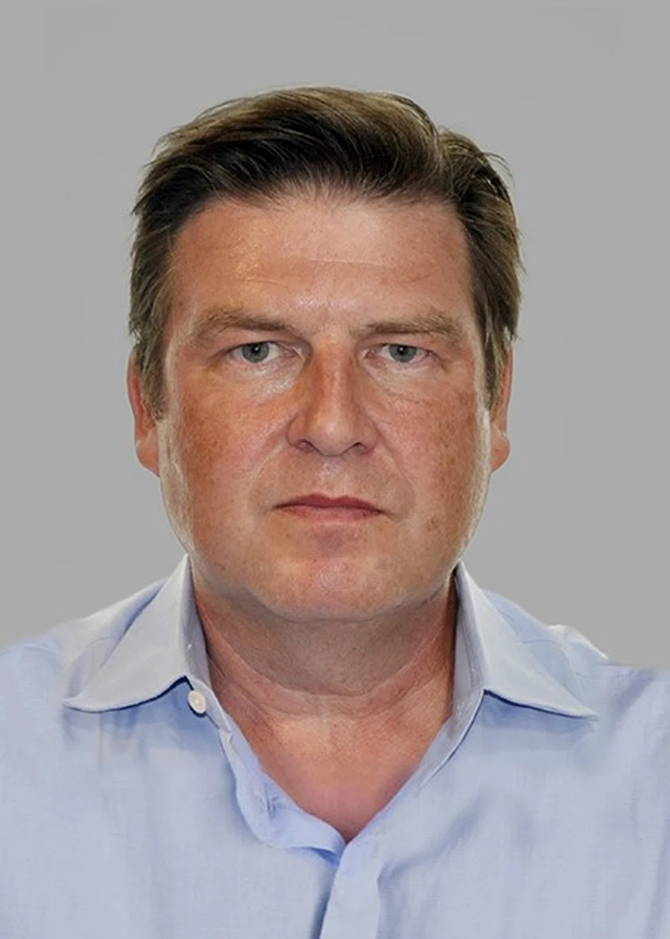 Nelius De Groot has over 30 years of experience in capital markets and transaction banking. 