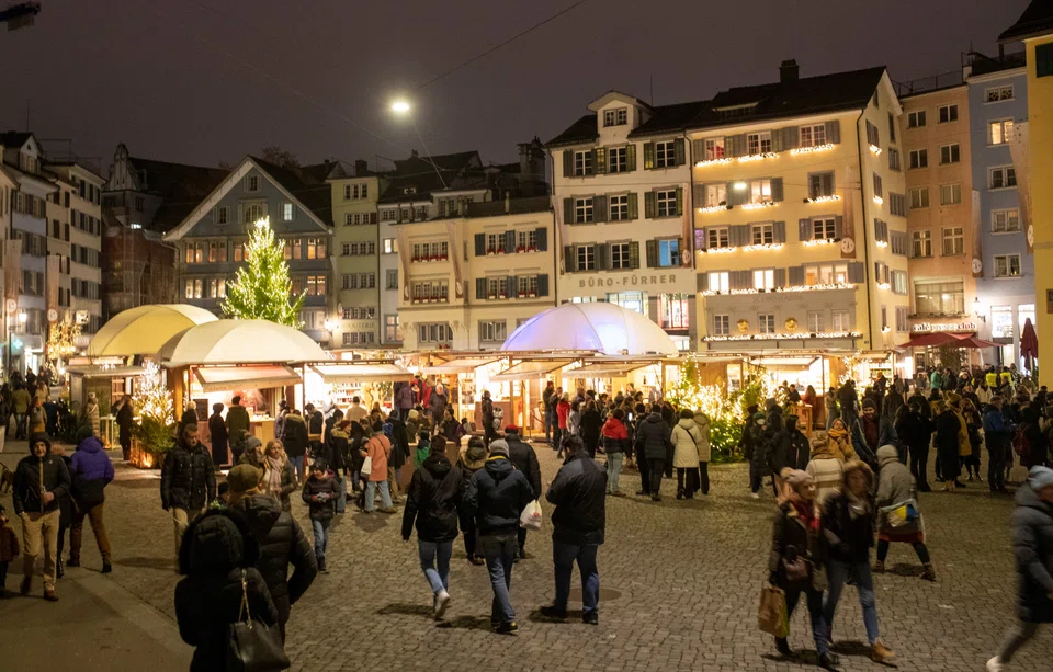 Year on year, the Swiss economy grows 0.9 per cent, stronger than the 0.5 per cent forecast.