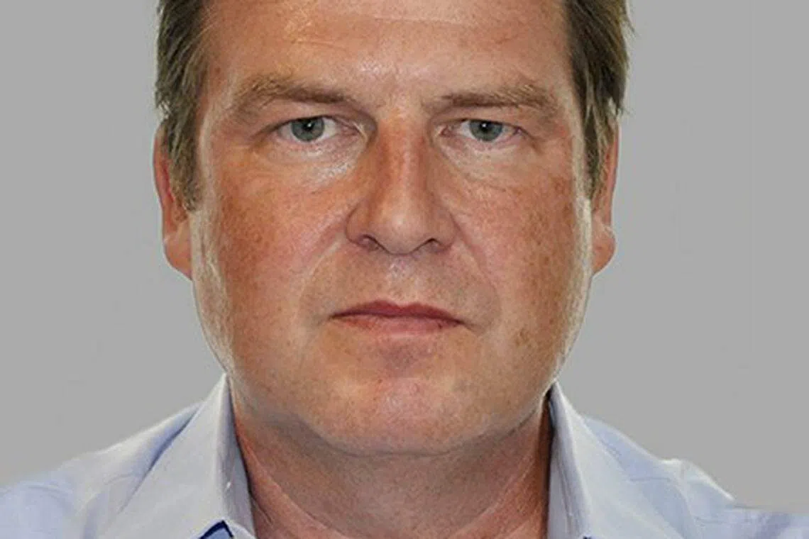 Nelius De Groot has over 30 years of experience in capital markets and transaction banking. 