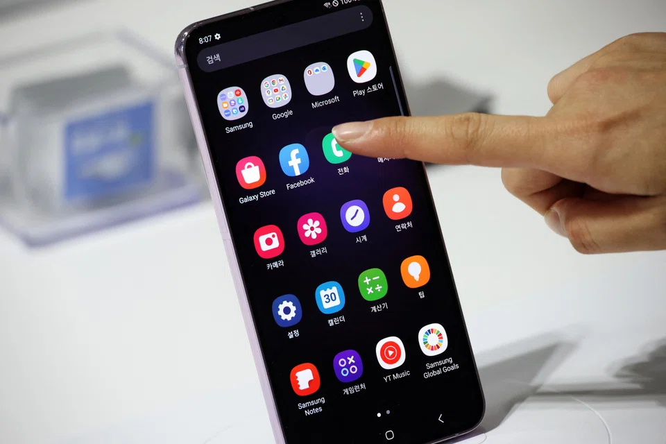 Samsung, the world’s leading smartphone maker, is considering making a switch from Alphabet's Google to Microsoft's Bing on its devices, putting at risk roughly US$3 billion in annual revenue for Google, the report said.