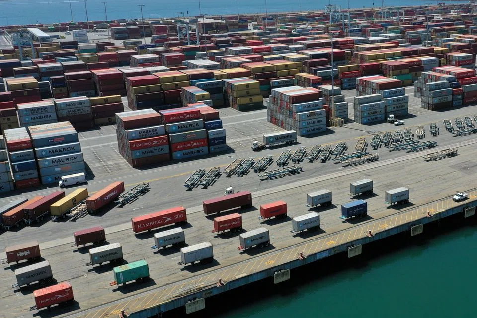 Imports of goods dropped US$32.5 billion to US$818.2 billion, pulled down by widespread decreases in consumer goods and industrial supplies and materials. 