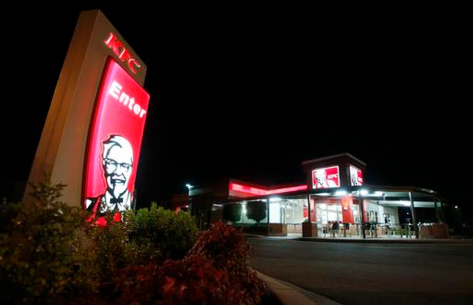 High lettuce prices in Australia have forced KFC Australia to switch to a cabbage mix in burgers and other products, prompting complaints from disgruntled customers. 