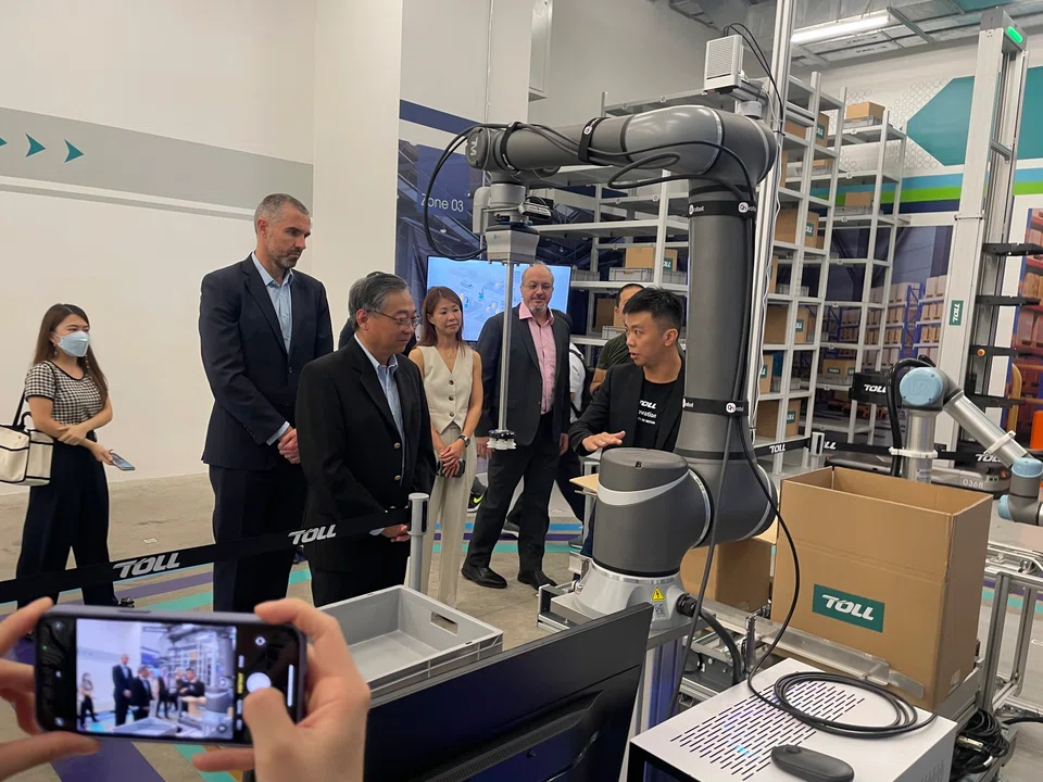 Minister for Trade and Industry Gan Kim Yong (third from left), at the launch of Toll Group's Global Innovation Centre in Singapore.