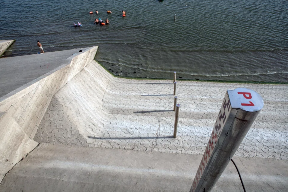 A water level indicator along the Han River in Wuhan on Aug 22.
