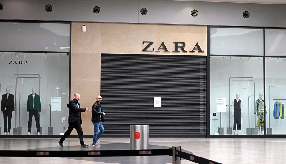 Customers walk in front of a closed  Zara store in Moscow, Russia, Oct 19, 2022. Inditex said it had reached an “initial agreement” to sell its business in Russia to Daher group, which has business interests in retail and real estate.