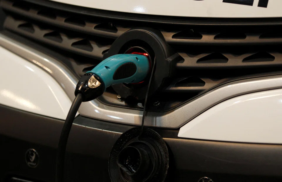 Some 885,000 electric cars have been produced in Germany last year, of which 300,000 are plug-in hybrids.
